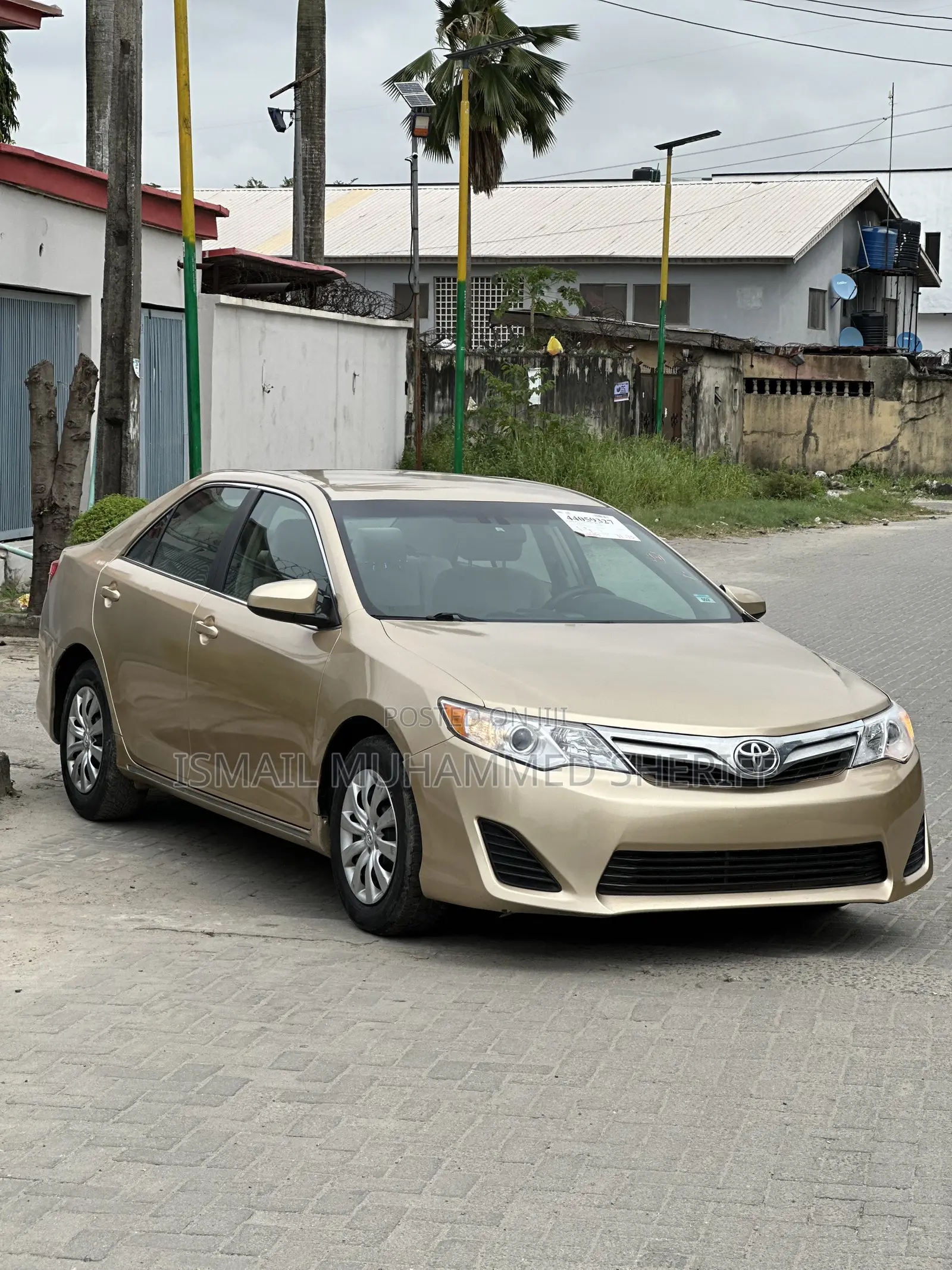 Toyota Camry LE 4dr Sedan (2.5L 4cyl 6A) 2012 Gold