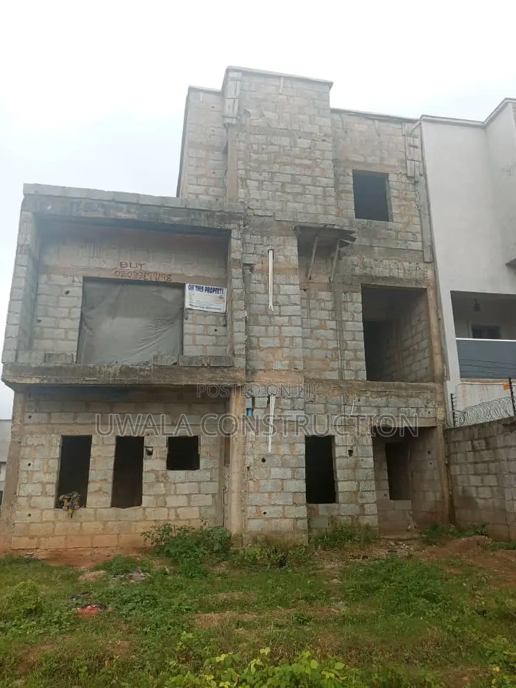 4bdrm Duplex in Idu Industrial for sale