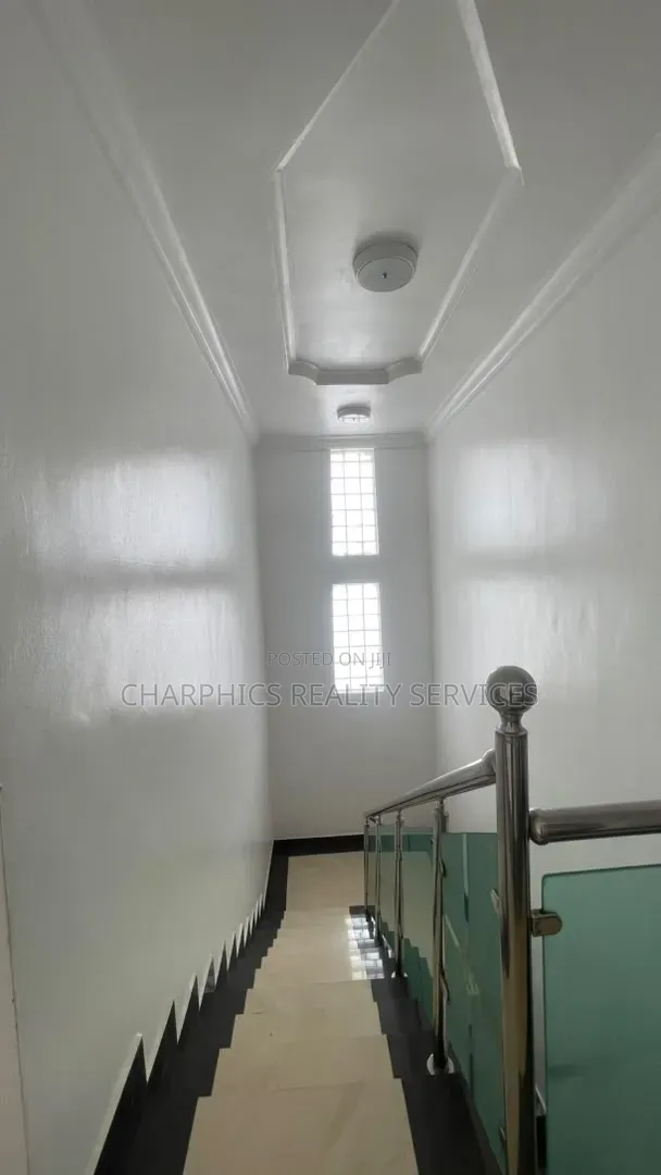 5bdrm Duplex in Ikota for rent