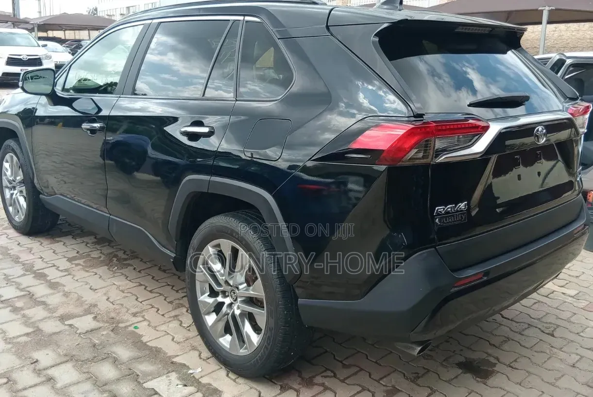 Toyota RAV4 Limited 2021 Matt Black