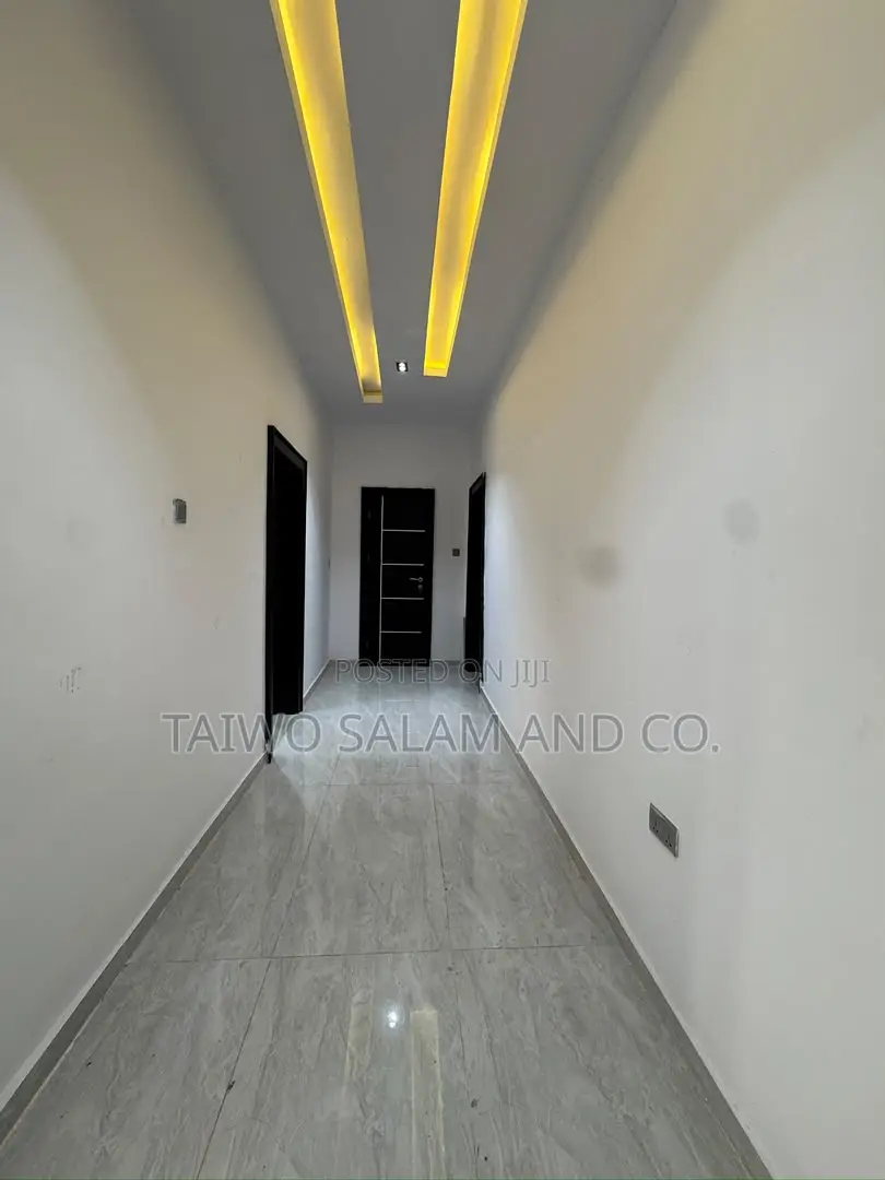 4bdrm Duplex in Alalubosa for sale