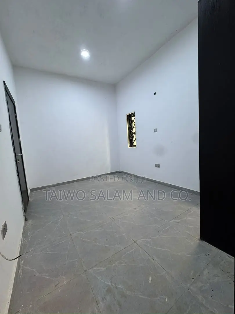 4bdrm Duplex in Alalubosa for sale