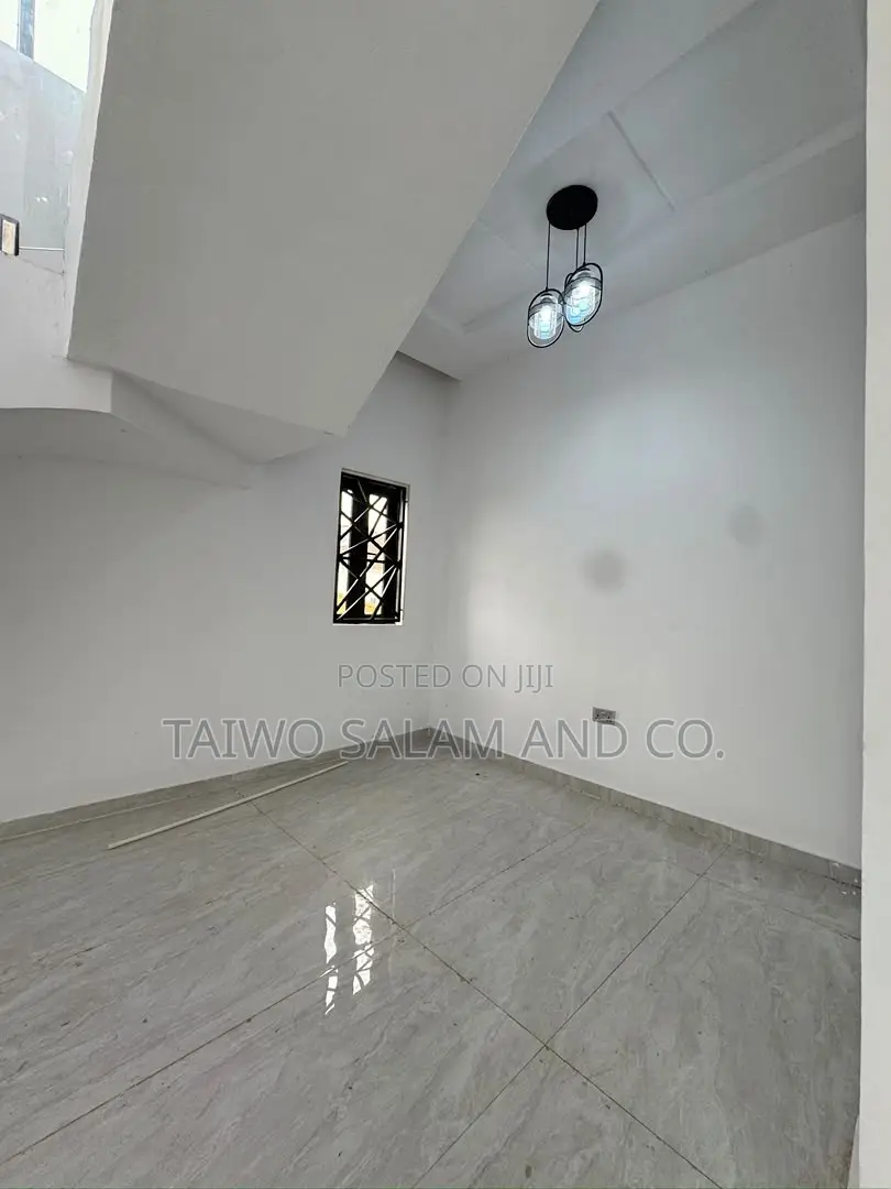 4bdrm Duplex in Alalubosa for sale