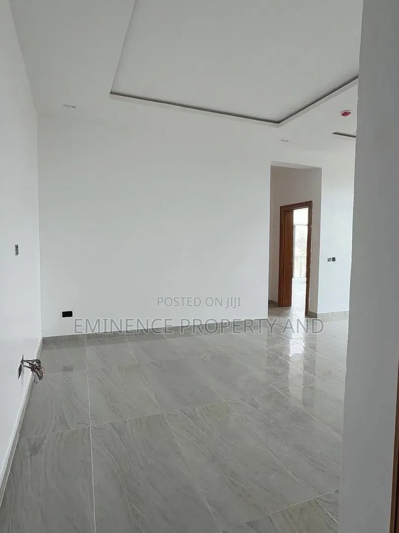 2bdrm Apartment in Lekki Phase 1 for rent