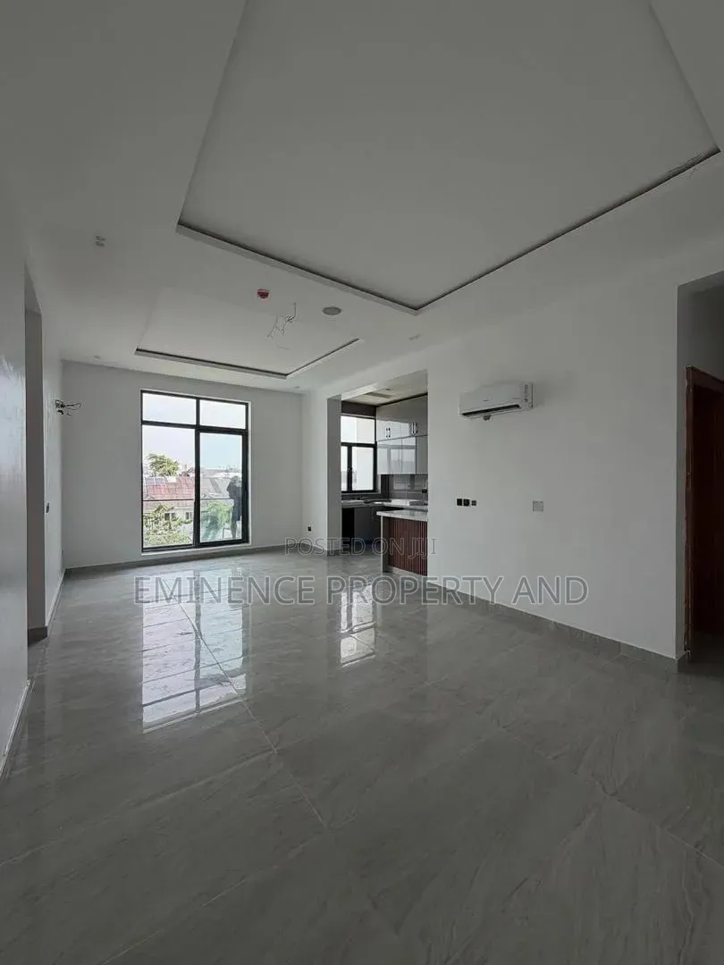 2bdrm Apartment in Lekki Phase 1 for rent