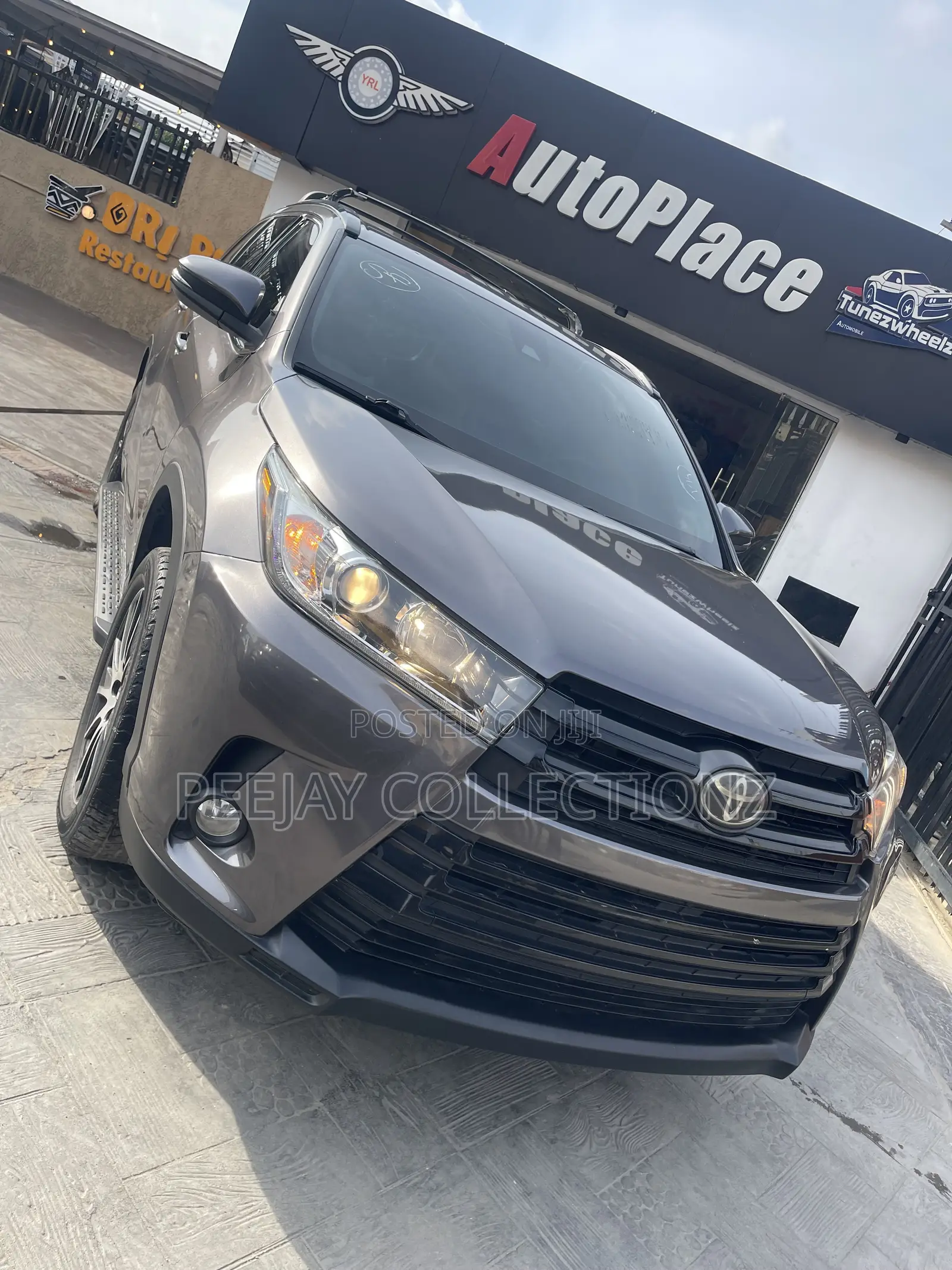 Toyota Highlander SE 4x4 V6 (3.5L 6cyl 8A) 2018 Gray