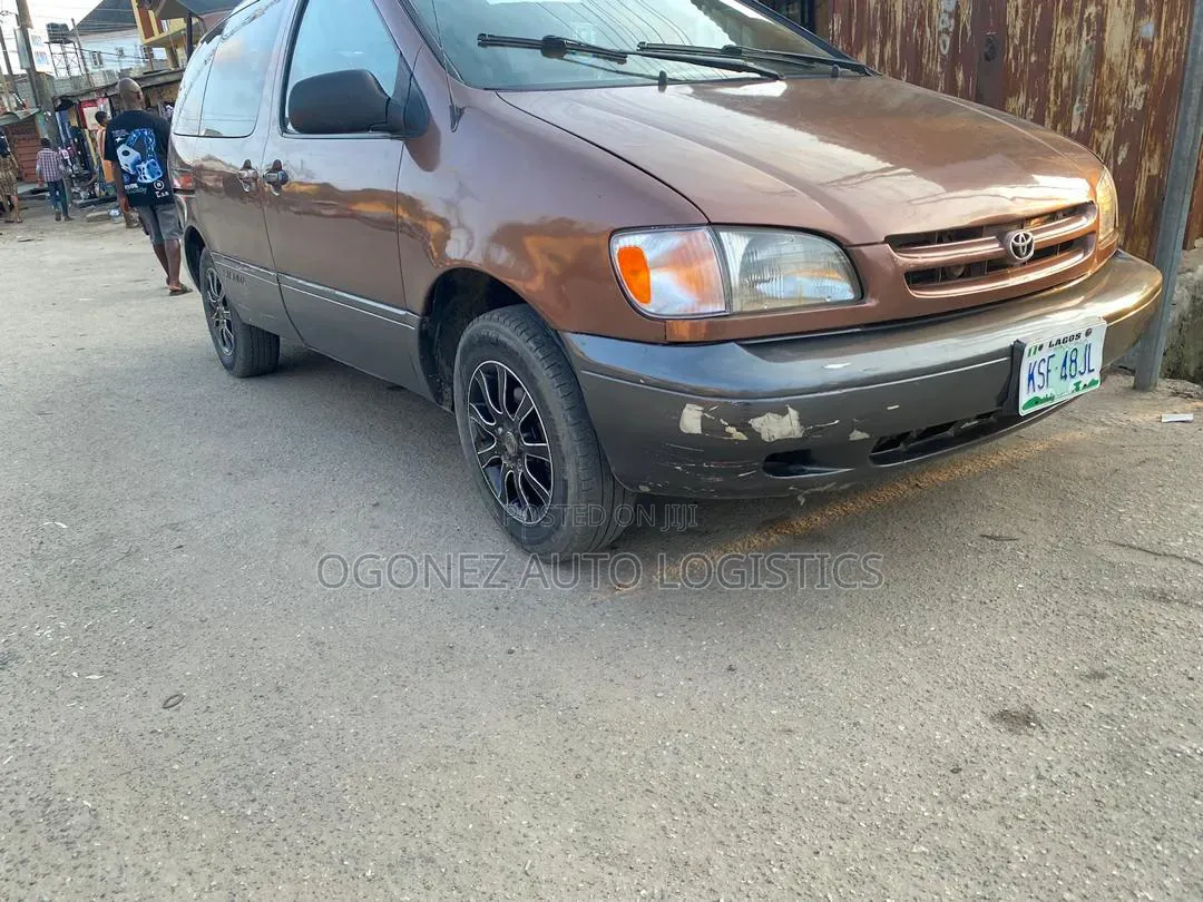 Toyota Sienna 1998 Red