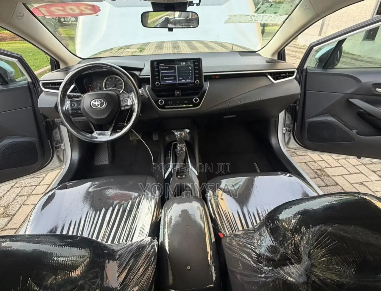 Toyota Corolla LE 2021 Silver