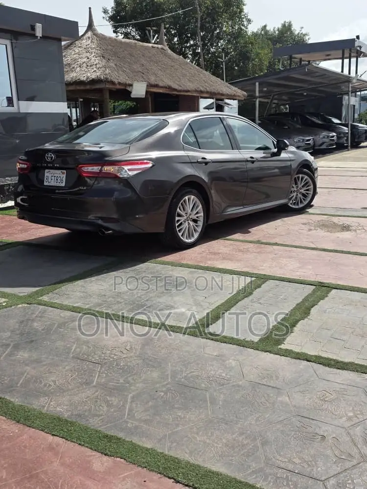 Toyota Camry XLE V6 FWD (3.5L 6cyl 8AM) 2018 Brown