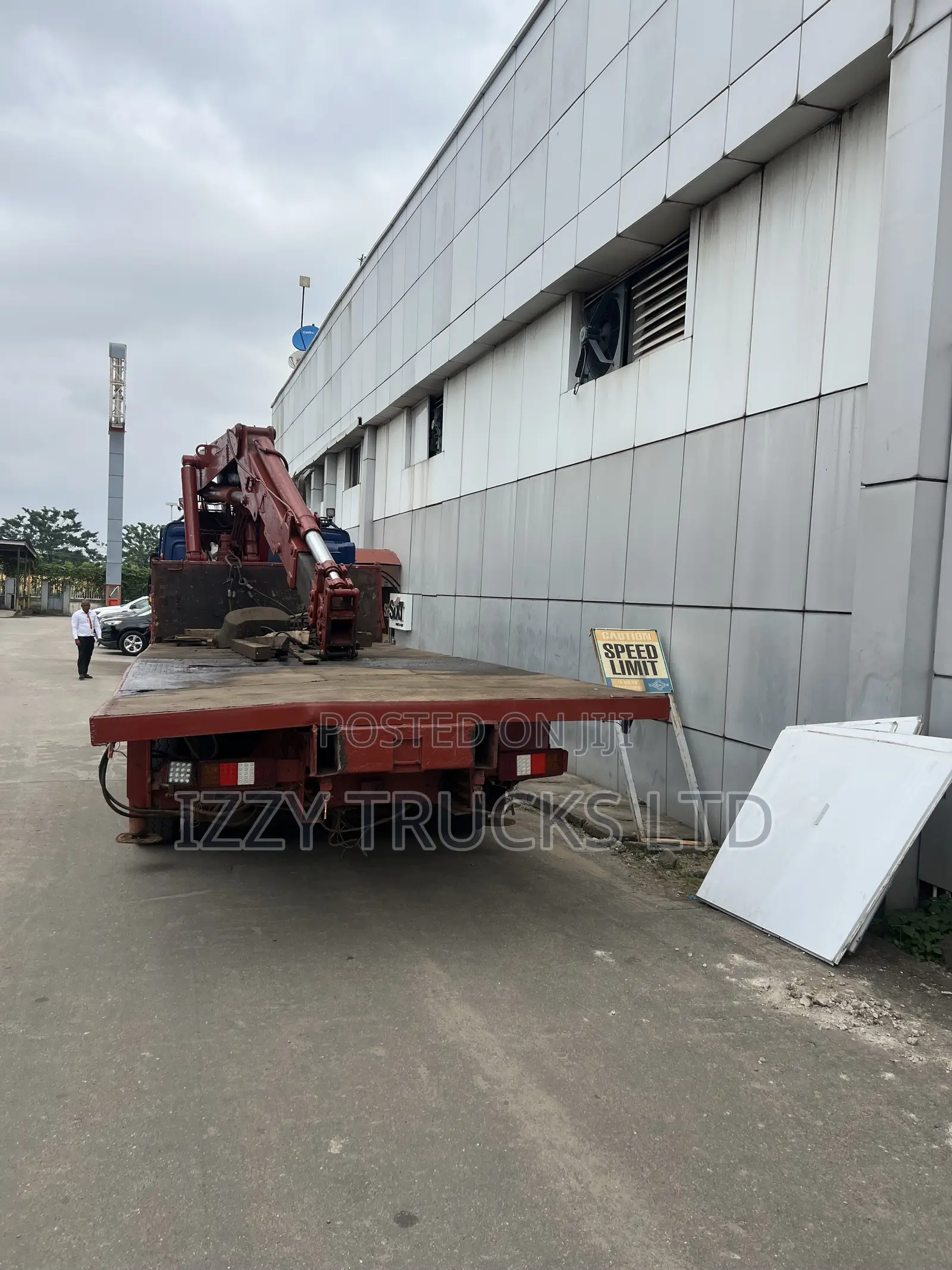 Hiab Truck for Heavy Equipment Moving