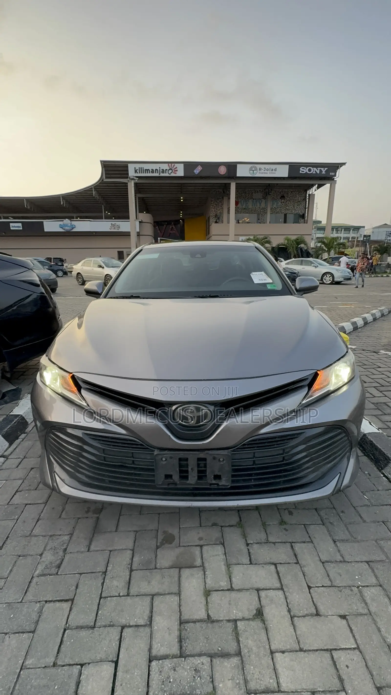 Toyota Camry LE FWD (2.5L 4cyl 8AM) 2018 Brown