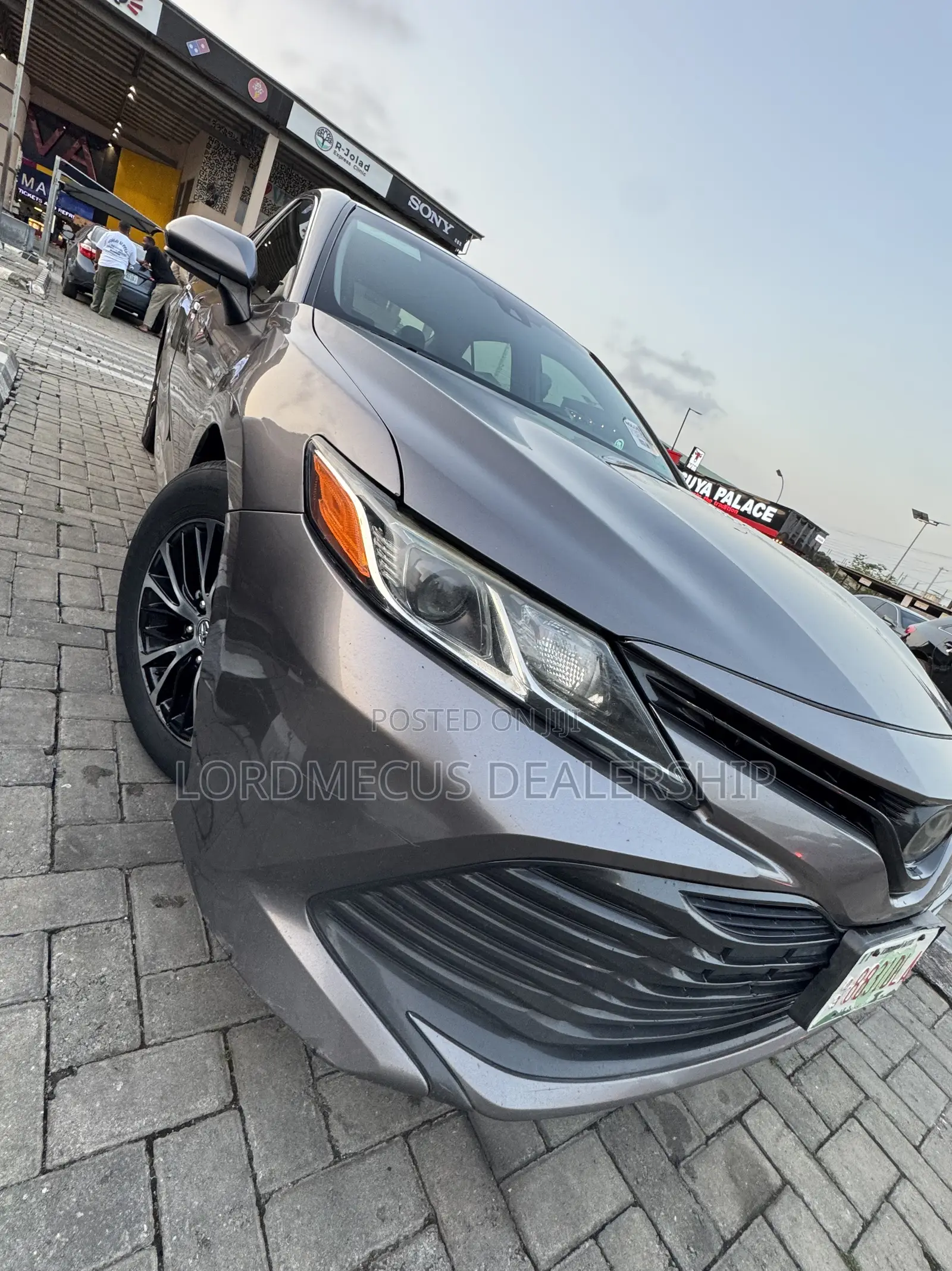 Toyota Camry LE FWD (2.5L 4cyl 8AM) 2018 Brown