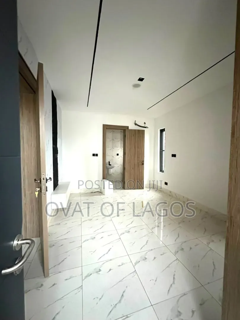 2bdrm Apartment in Lekki Phase 1 for sale