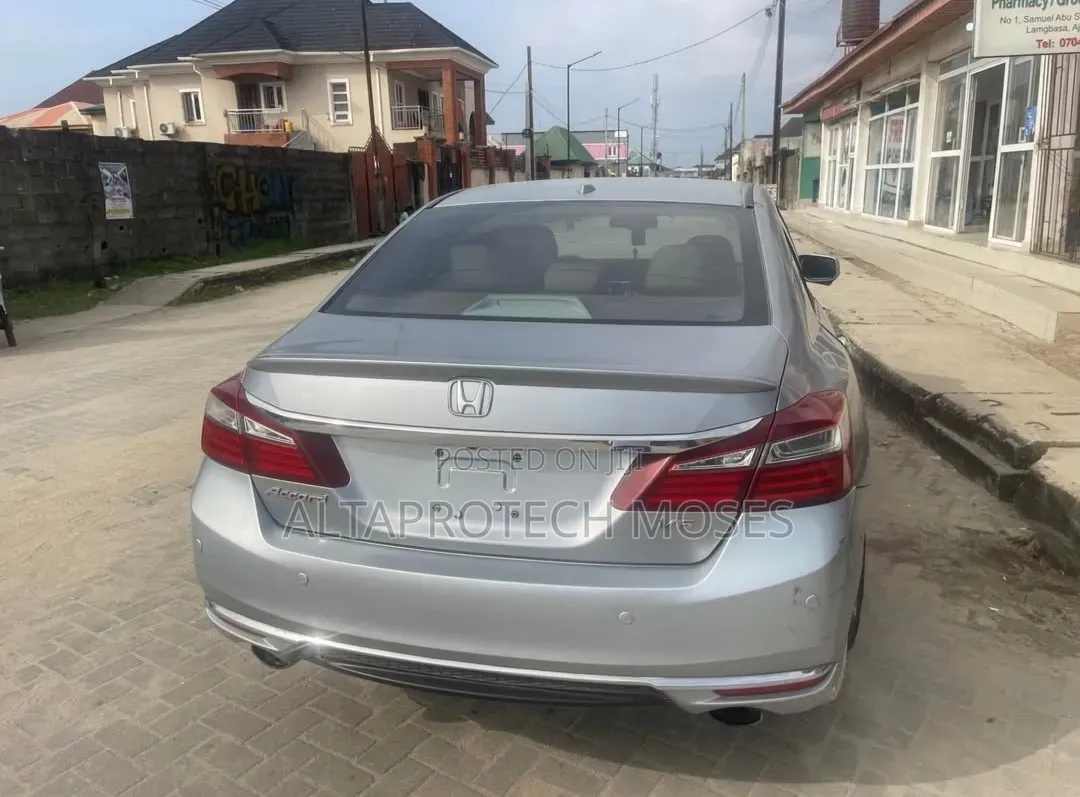 Honda Accord Touring 4dr Sedan FWD (3.5L 6cyl 6A) 2013 Silver