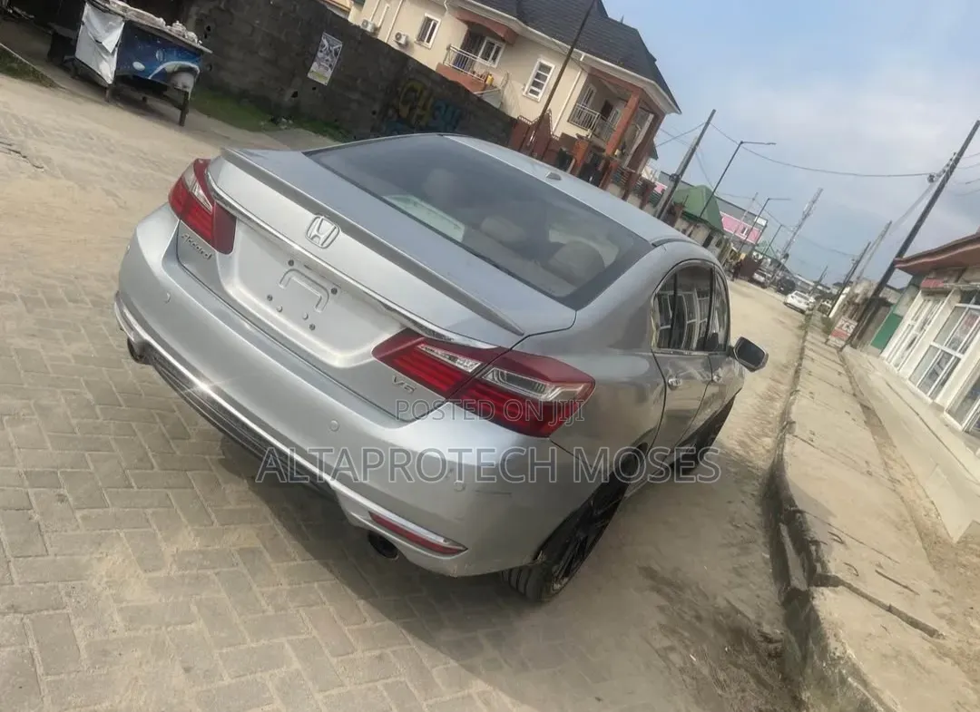 Honda Accord Touring 4dr Sedan FWD (3.5L 6cyl 6A) 2013 Silver