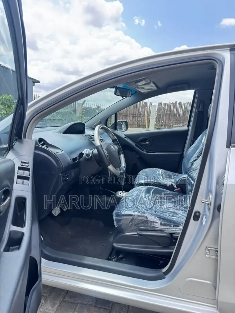 Toyota Yaris 2012 Silver