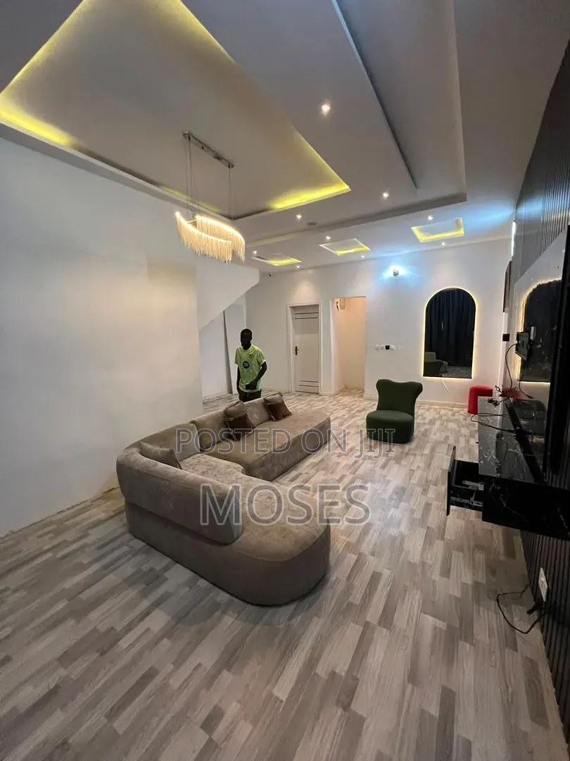 Furnished 1bdrm Apartment in Dpk Estate, Chevron for rent