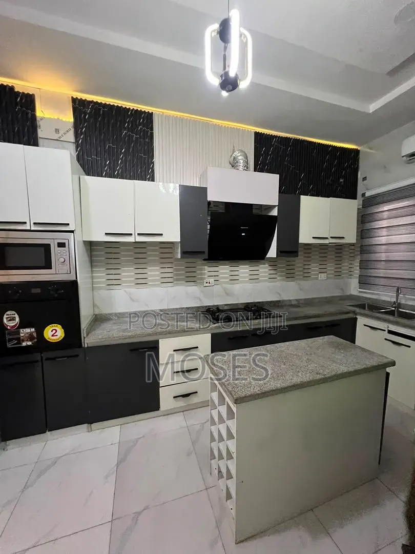 Furnished 1bdrm Apartment in Dpk Estate, Chevron for rent
