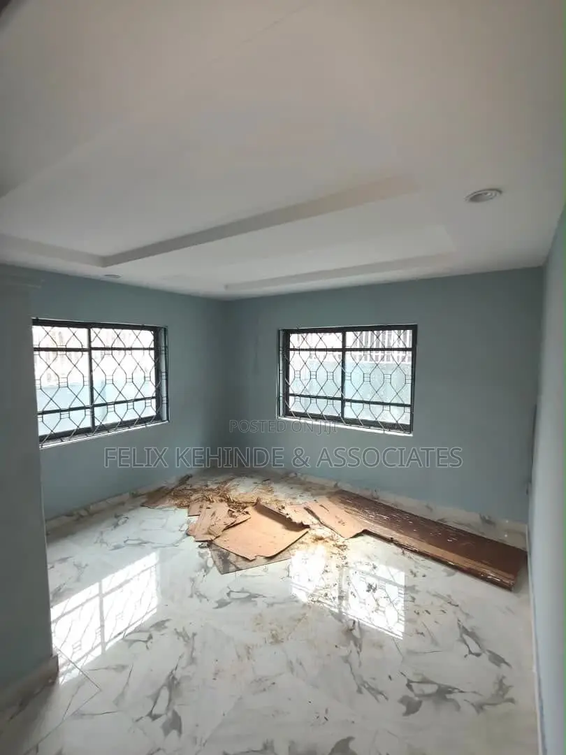 3bdrm Block of Flats in Old Bodija for rent