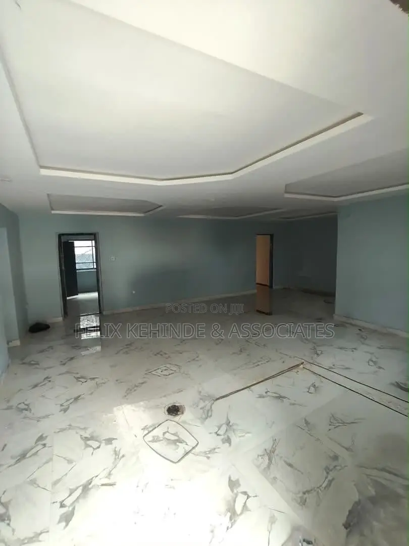3bdrm Block of Flats in Old Bodija for rent