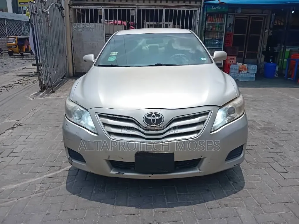 Toyota Camry LE 4dr Sedan (2.5L 4cyl 6A) 2011 Gold