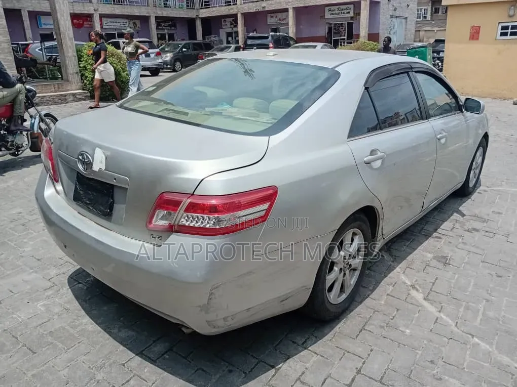 Toyota Camry LE 4dr Sedan (2.5L 4cyl 6A) 2011 Gold
