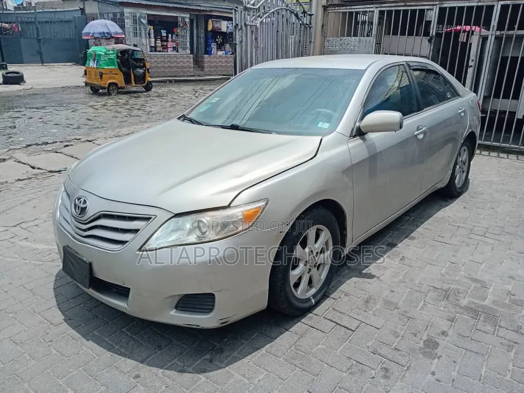 Toyota Camry LE 4dr Sedan (2.5L 4cyl 6A) 2011 Gold