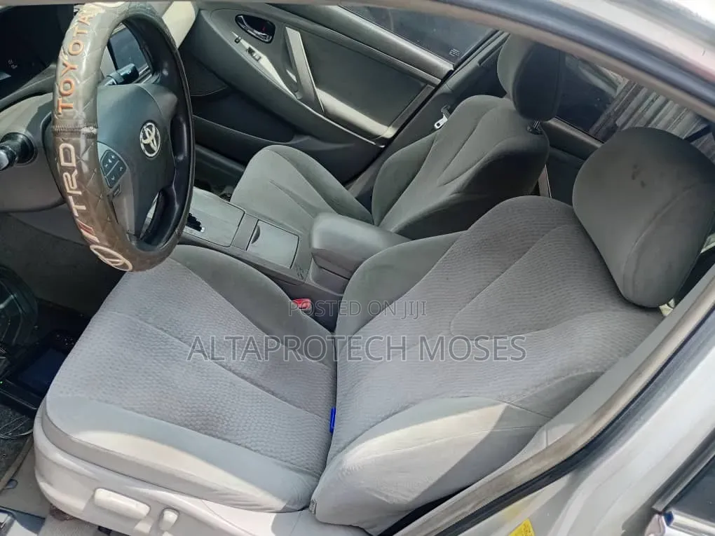 Toyota Camry LE 4dr Sedan (2.5L 4cyl 6A) 2011 Gold