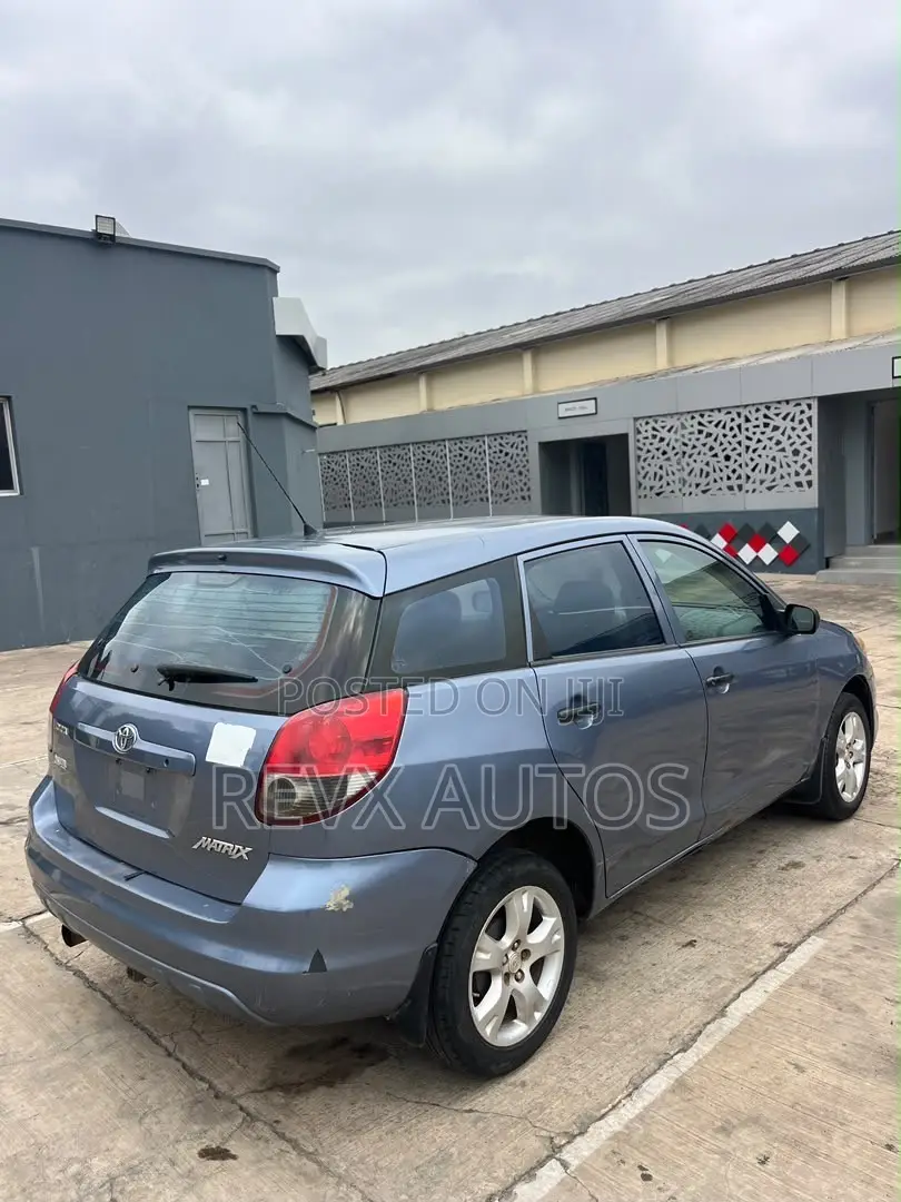 Toyota Matrix Hatchback FWD (1.8L 4cyl 5M) 2005 Blue