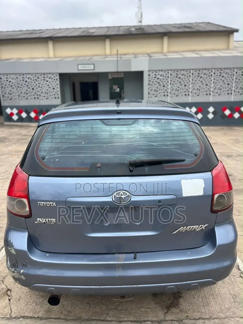 Toyota Matrix Hatchback FWD (1.8L 4cyl 5M) 2005 Blue