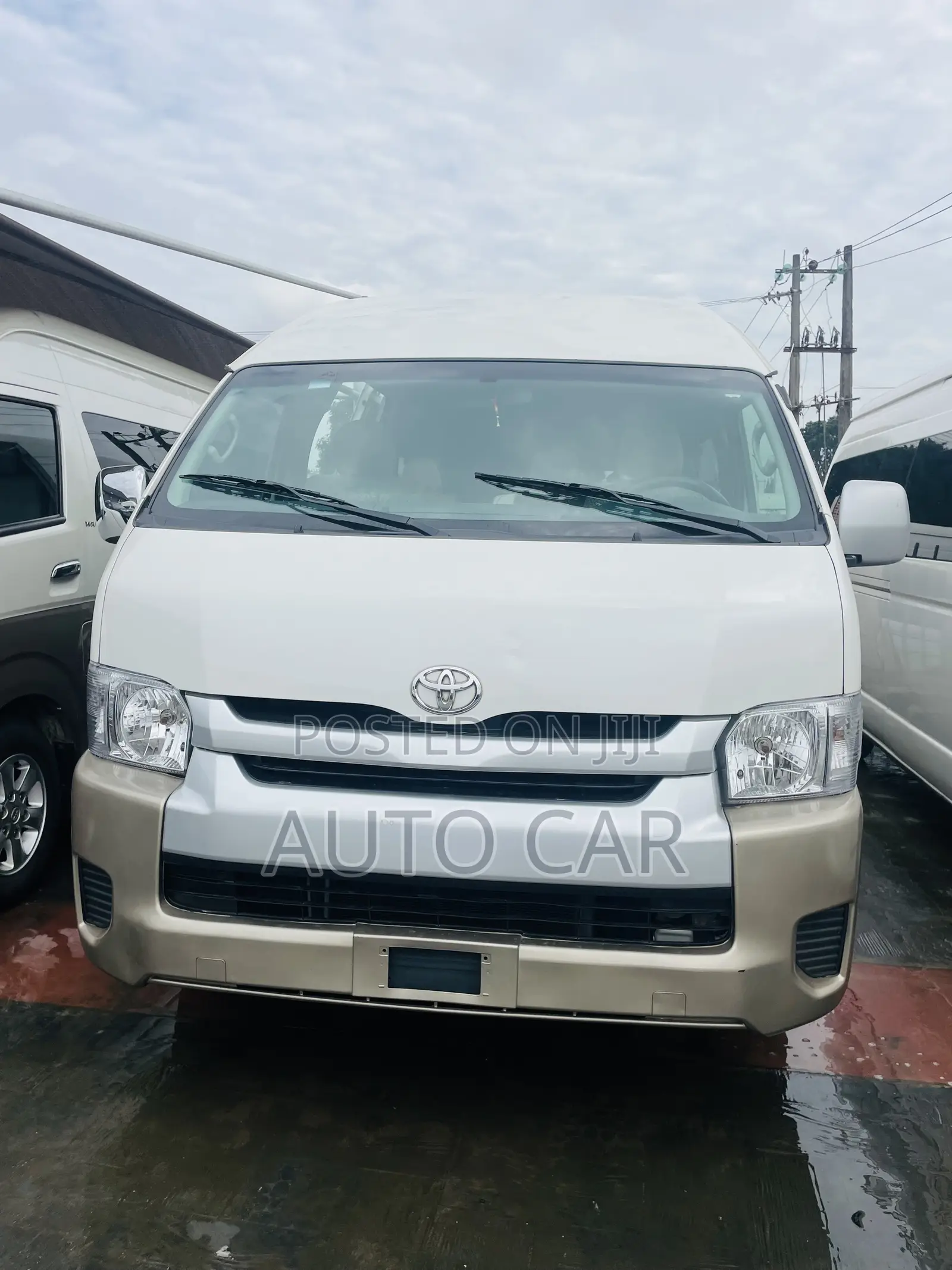 Toyota HiAce 2014 Gold