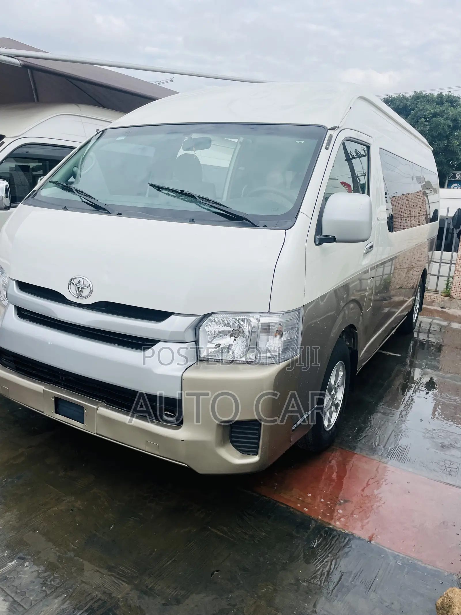 Toyota HiAce 2014 Gold