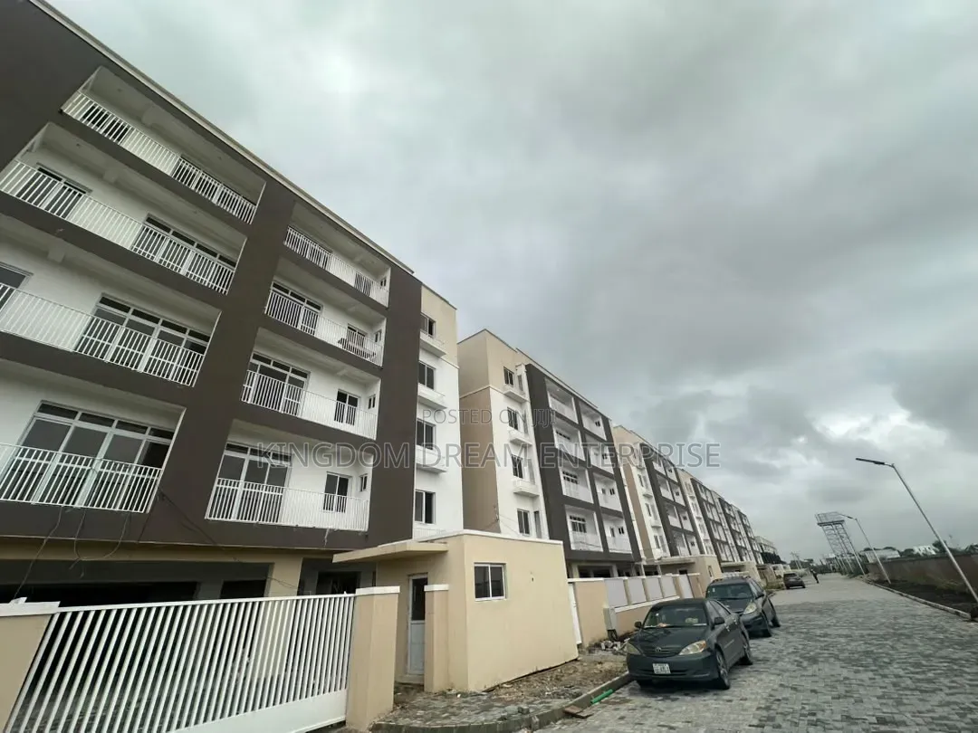 3bdrm Block of Flats in Osapa London Lekki for rent