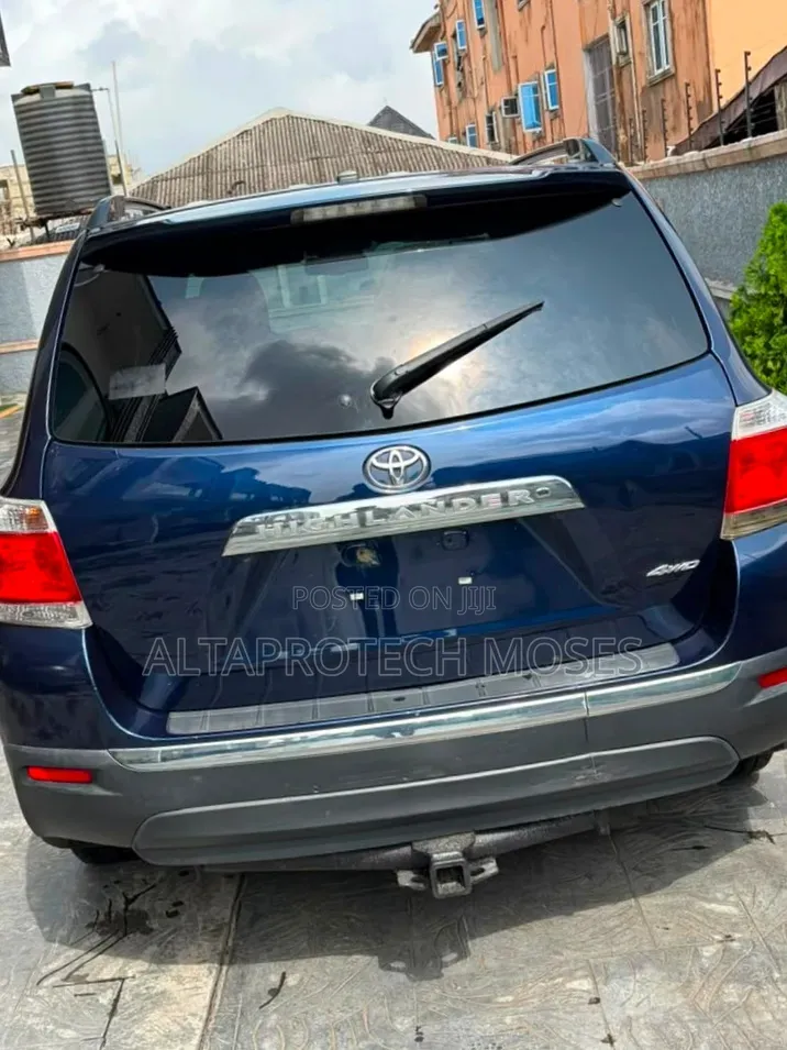 Toyota Highlander SE 2011 Blue