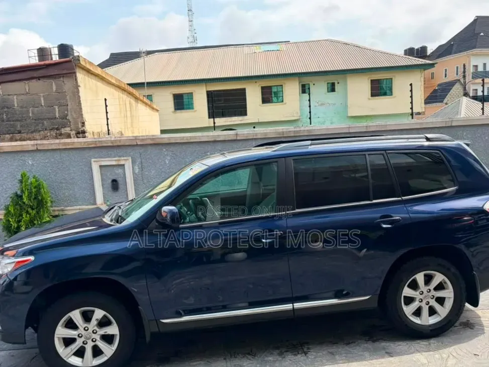 Toyota Highlander SE 2011 Blue