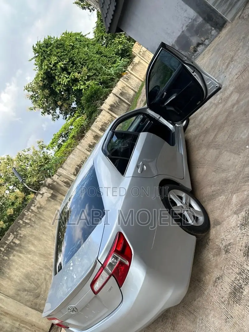 Toyota Camry SE 4dr Sedan (2.5L 4cyl 6A) 2013 Silver