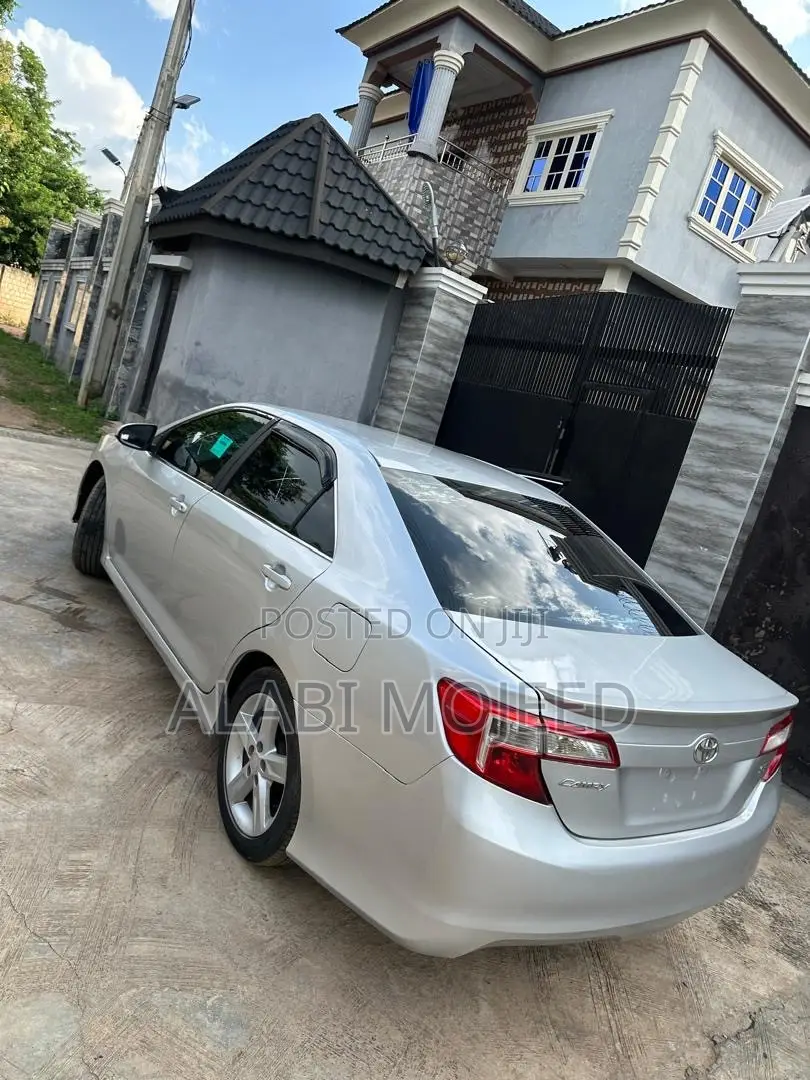 Toyota Camry SE 4dr Sedan (2.5L 4cyl 6A) 2013 Silver