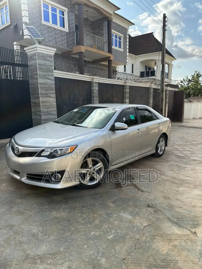 Toyota Camry SE 4dr Sedan (2.5L 4cyl 6A) 2013 Silver
