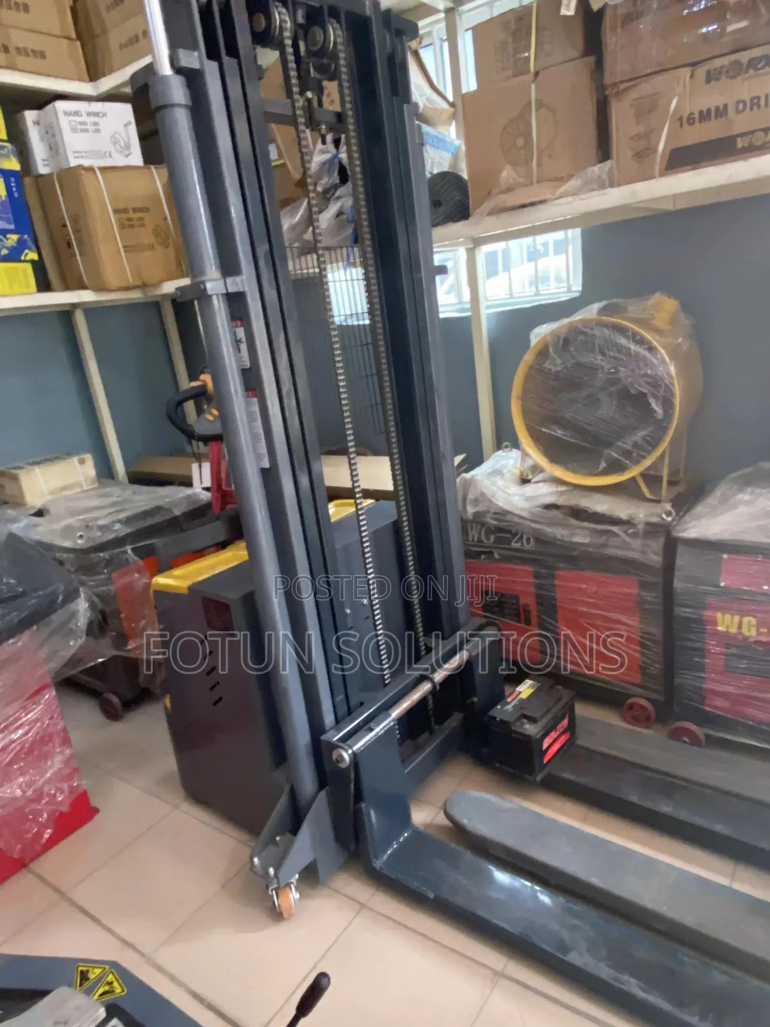Electric Stacker Forklift 2tons by 5meters