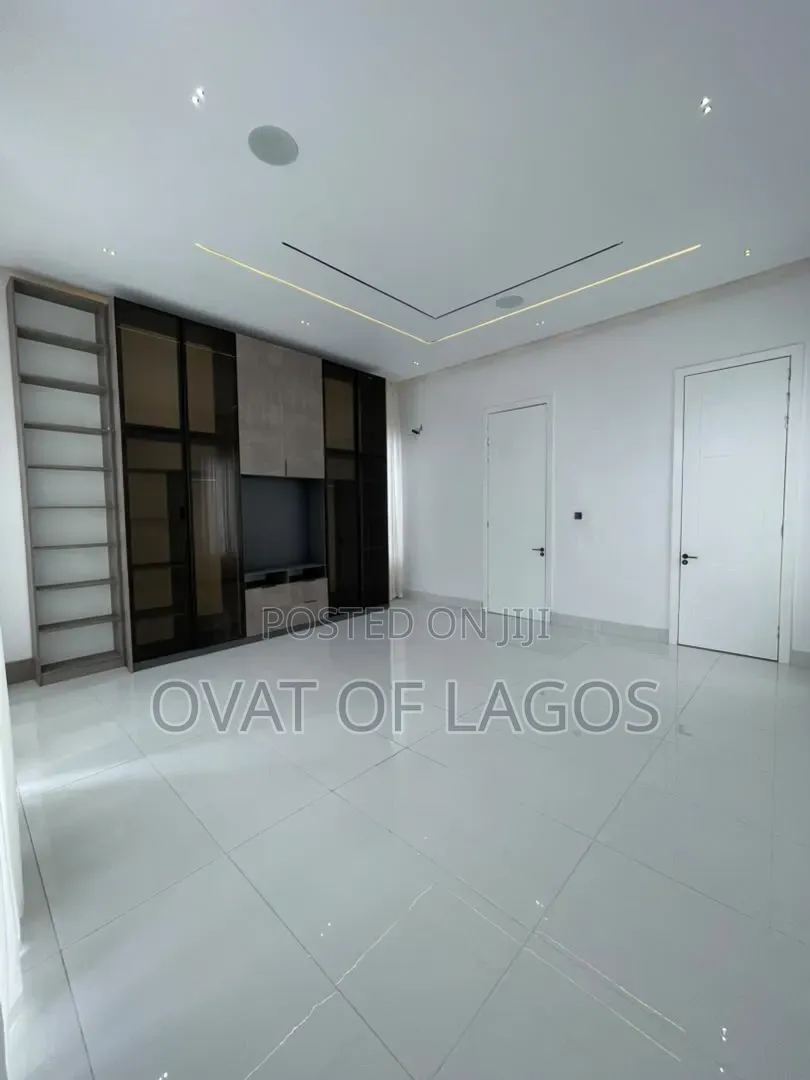 5bdrm Duplex in Ikota for sale
