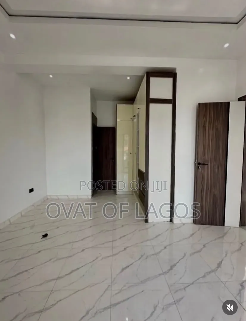 3bdrm Apartment in Lekki Phase 1 for rent