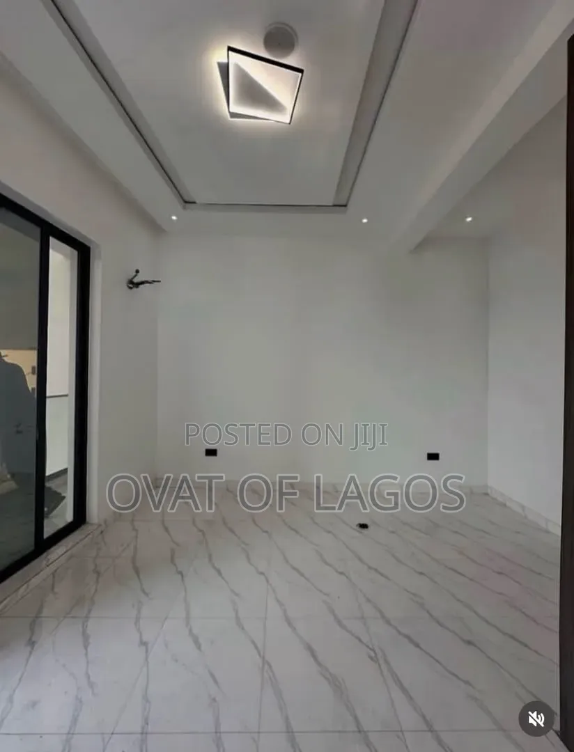 3bdrm Apartment in Lekki Phase 1 for rent