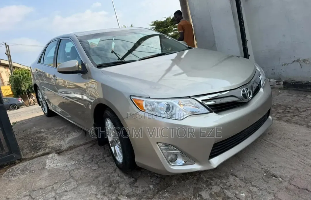 Toyota Camry LE 4dr Sedan w/Prod. End 11/13 (2.5L 4cyl 6A) 2014 Gold