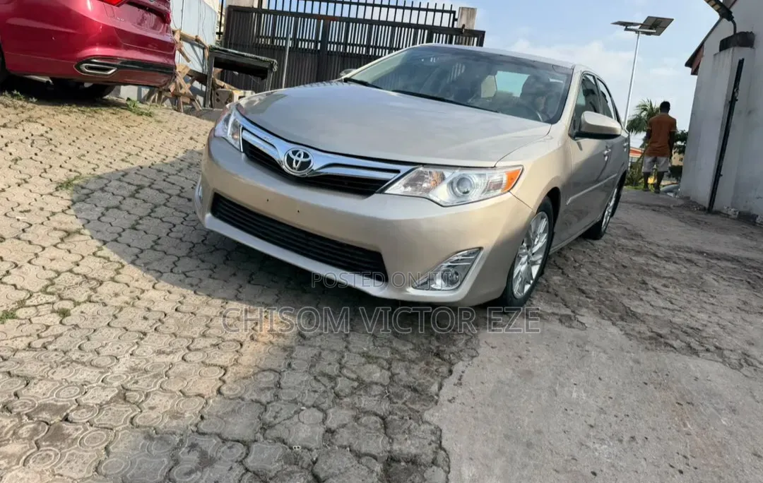 Toyota Camry LE 4dr Sedan w/Prod. End 11/13 (2.5L 4cyl 6A) 2014 Gold