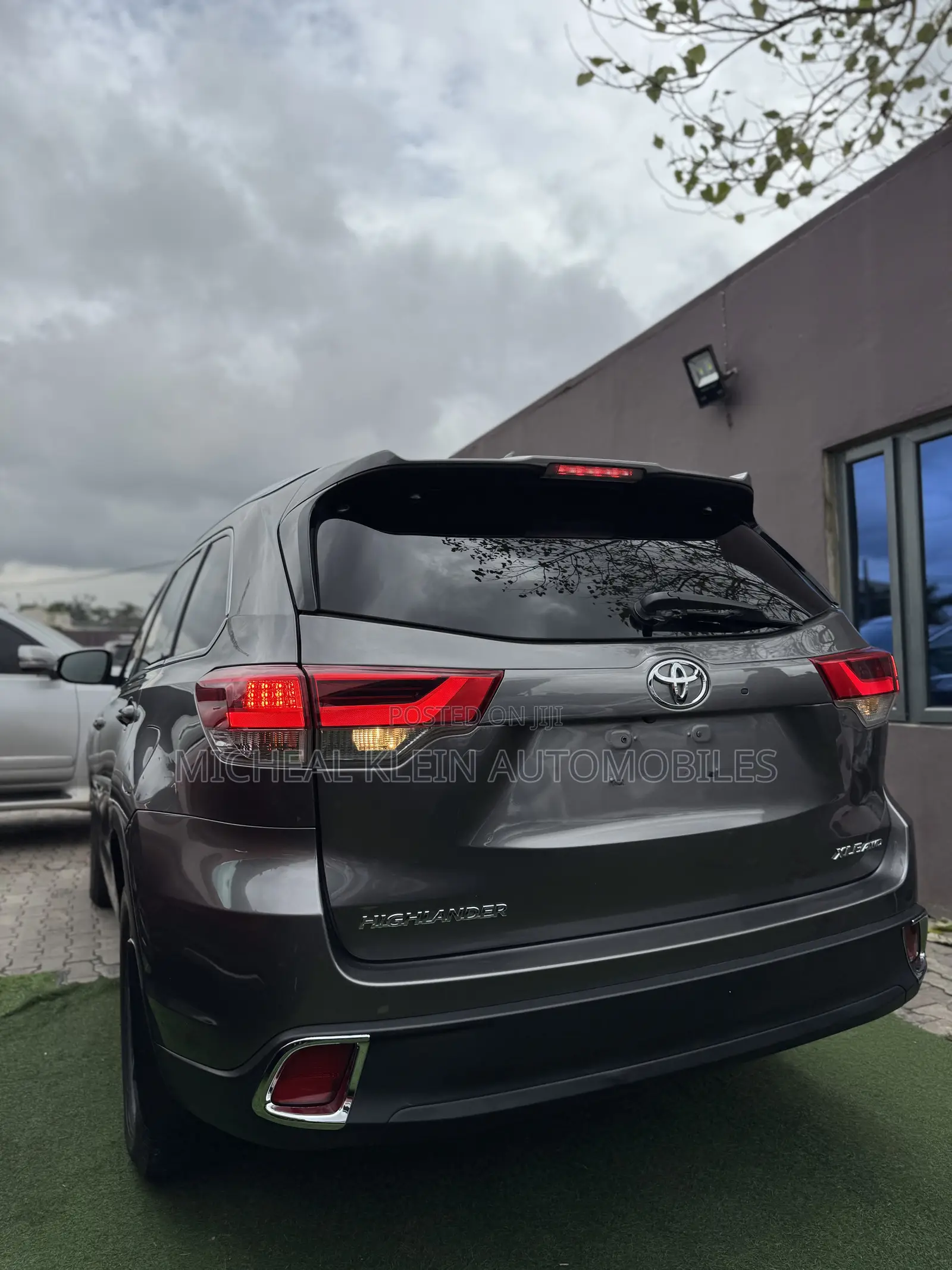 Toyota Highlander XLE 4x4 V6 (3.5L 6cyl 8A) 2018 Gray