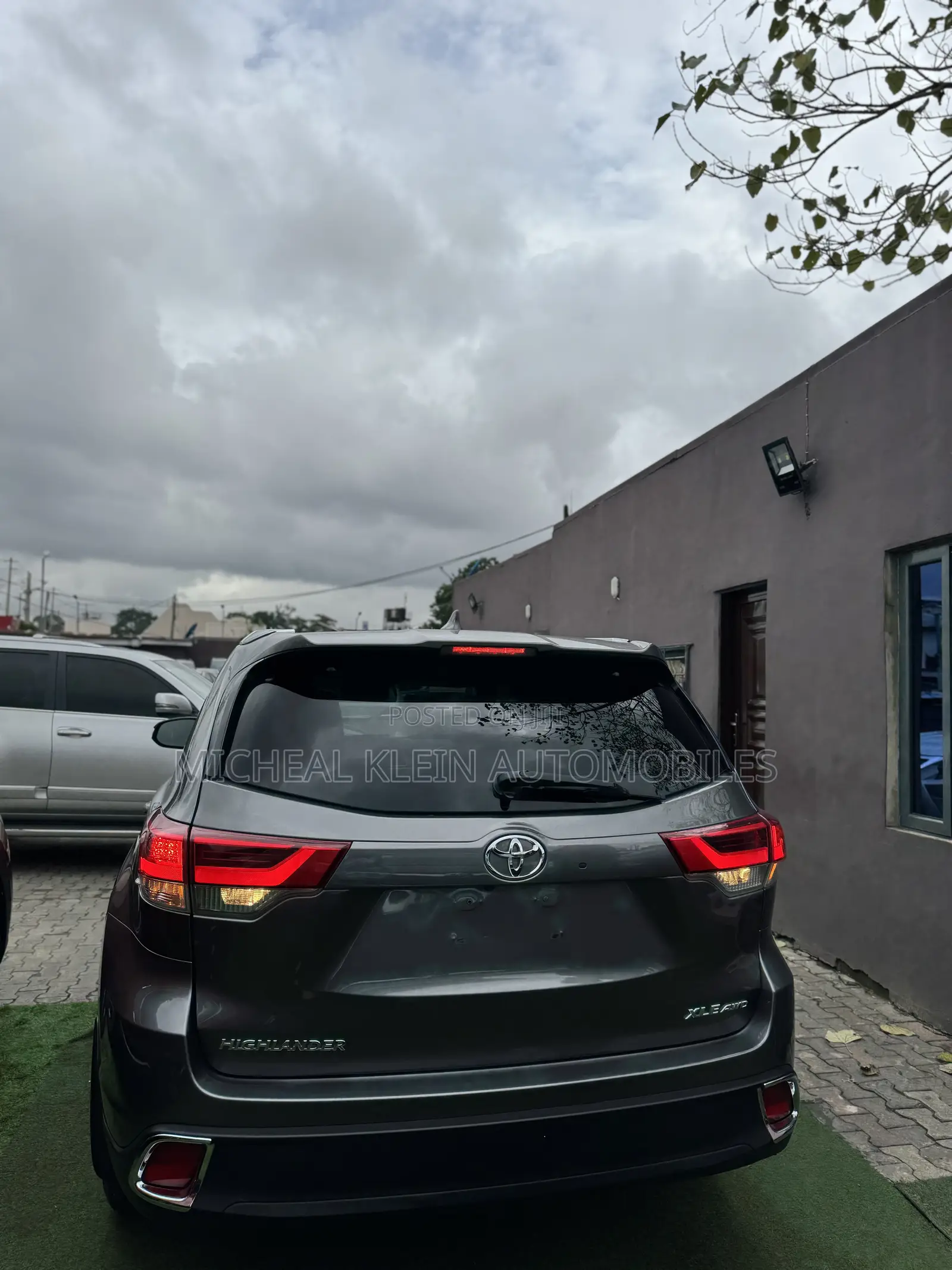 Toyota Highlander XLE 4x4 V6 (3.5L 6cyl 8A) 2018 Gray