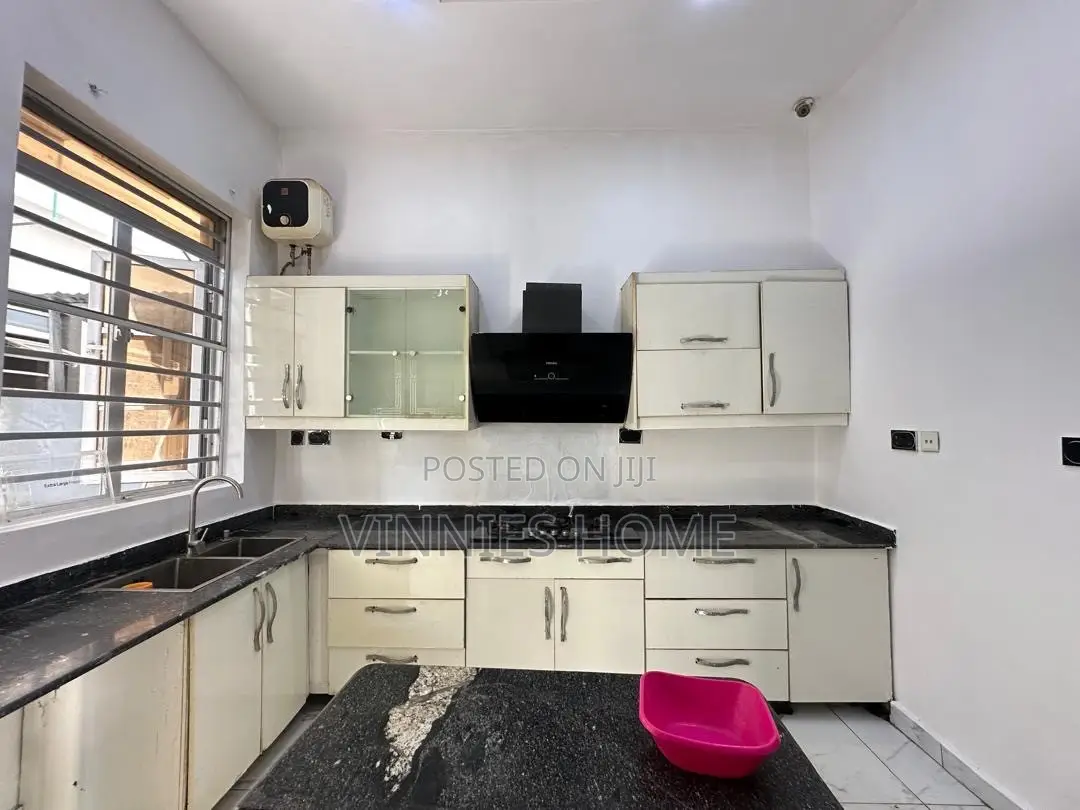 4bdrm Duplex in Chevron for rent