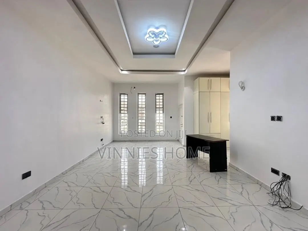 4bdrm Duplex in Chevron for rent