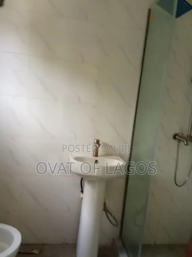 2bdrm Apartment in Lekki Phase 1 for rent
