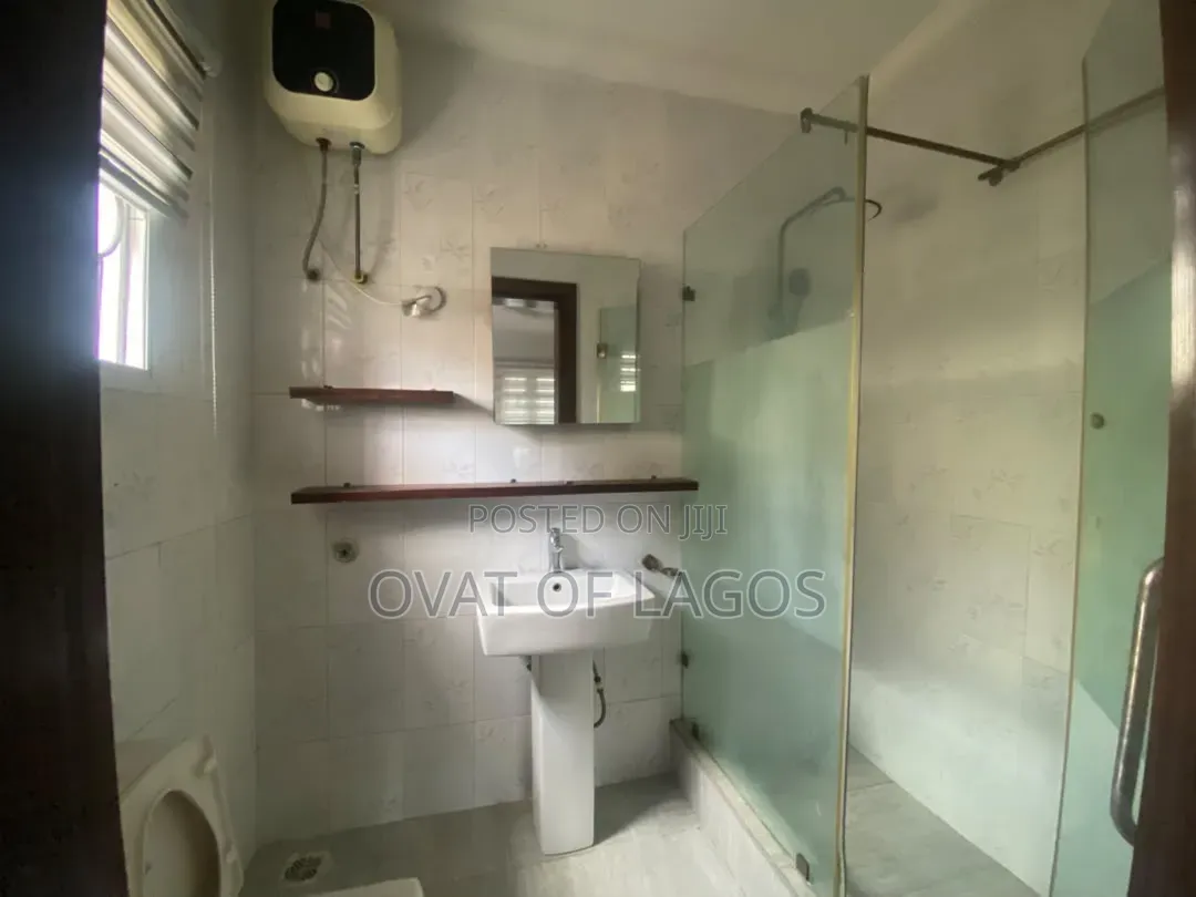 3bdrm Apartment in Lekki Phase 1 for rent